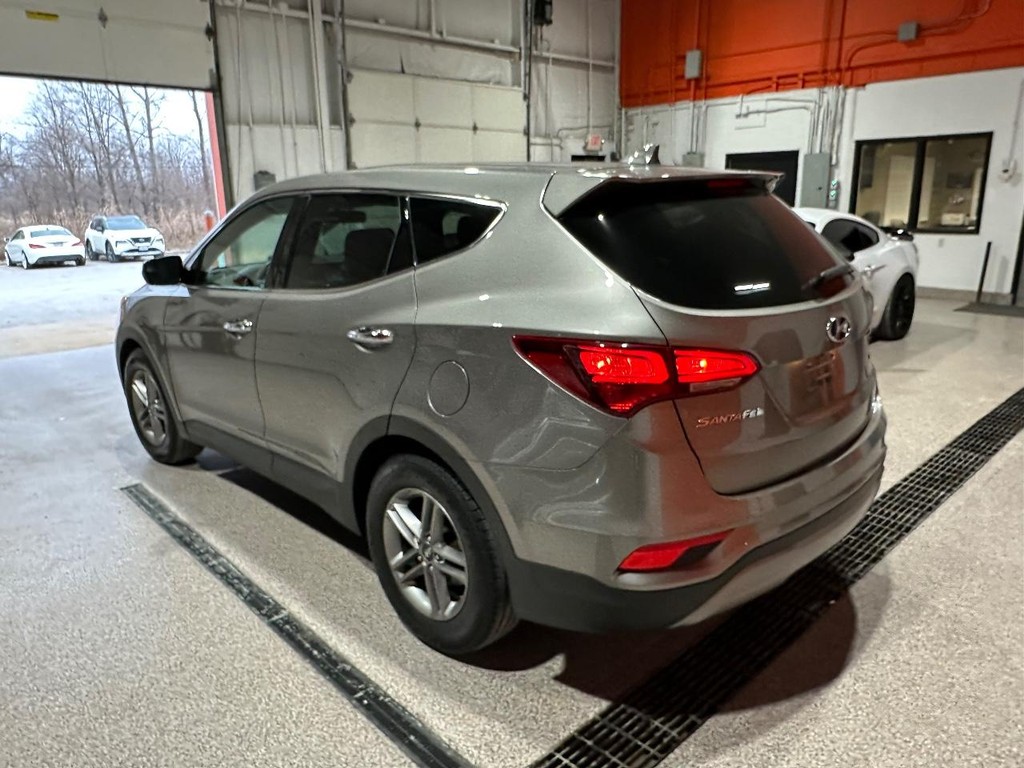 Hyundai Santa Fe Sport Vehicle Full-screen Gallery Image 3