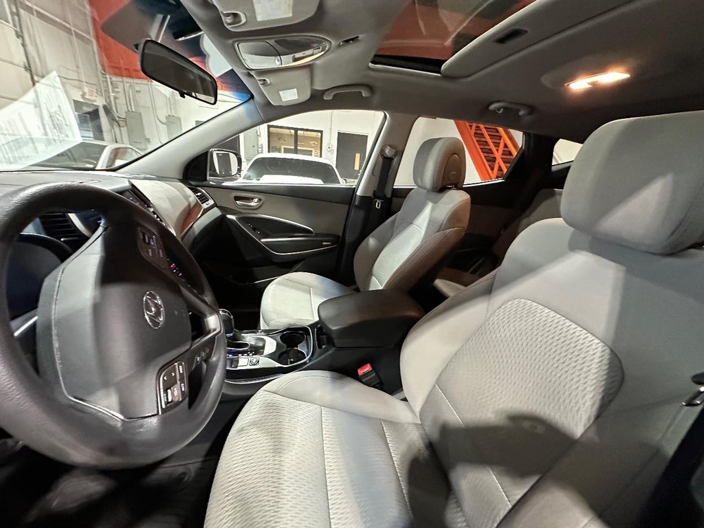 Hyundai Santa Fe Sport Vehicle Full-screen Gallery Image 9