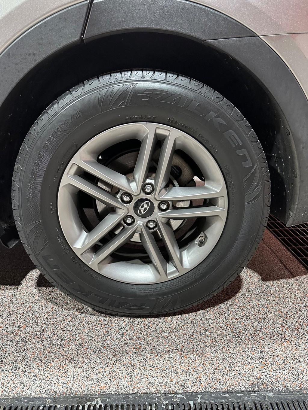 Hyundai Santa Fe Sport Vehicle Full-screen Gallery Image 10