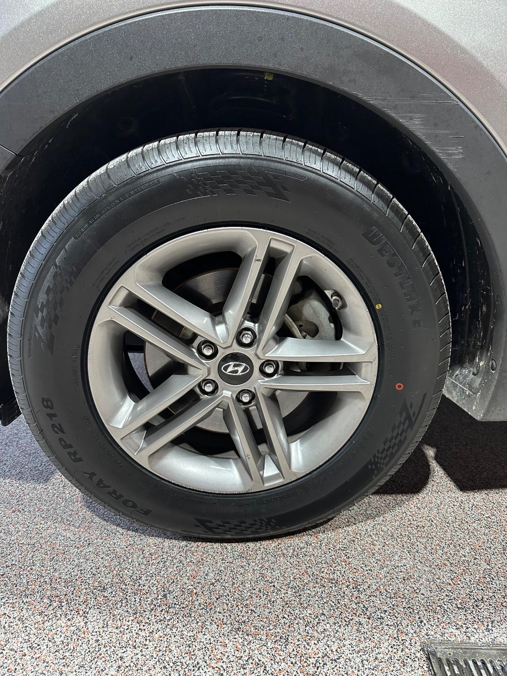 Hyundai Santa Fe Sport Vehicle Full-screen Gallery Image 11