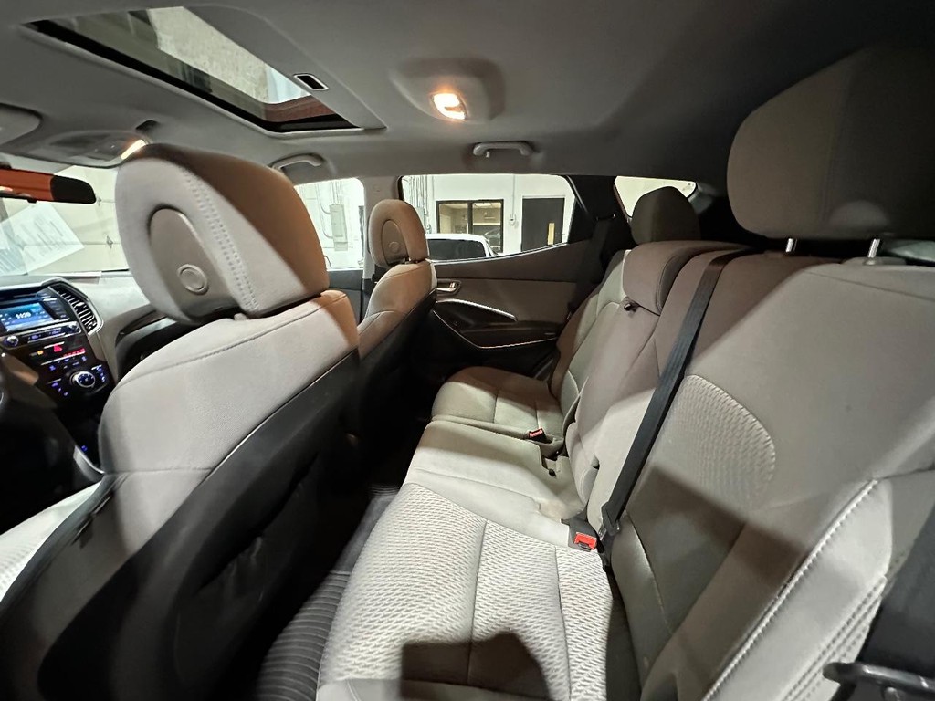 Hyundai Santa Fe Sport Vehicle Full-screen Gallery Image 12