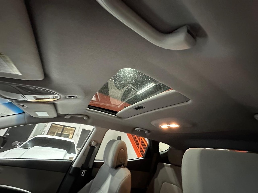 Hyundai Santa Fe Sport Vehicle Full-screen Gallery Image 13