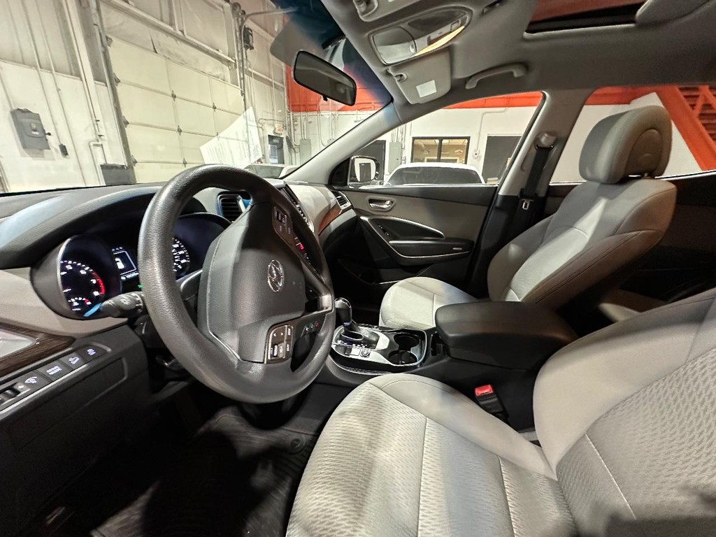 Hyundai Santa Fe Sport Vehicle Full-screen Gallery Image 14