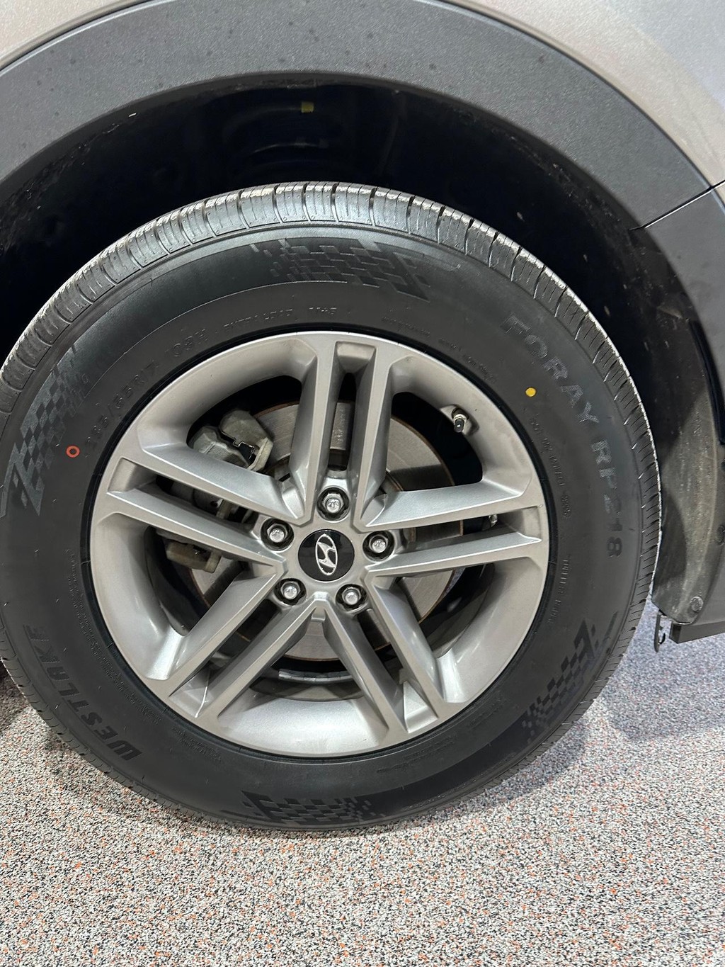 Hyundai Santa Fe Sport Vehicle Full-screen Gallery Image 16