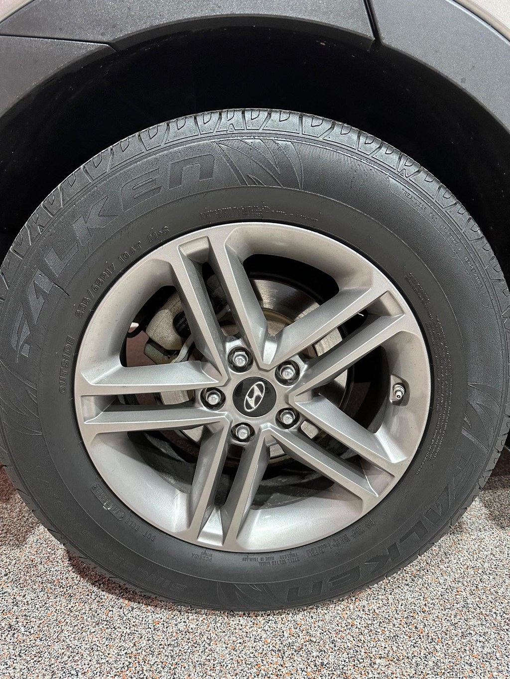 Hyundai Santa Fe Sport Vehicle Full-screen Gallery Image 17