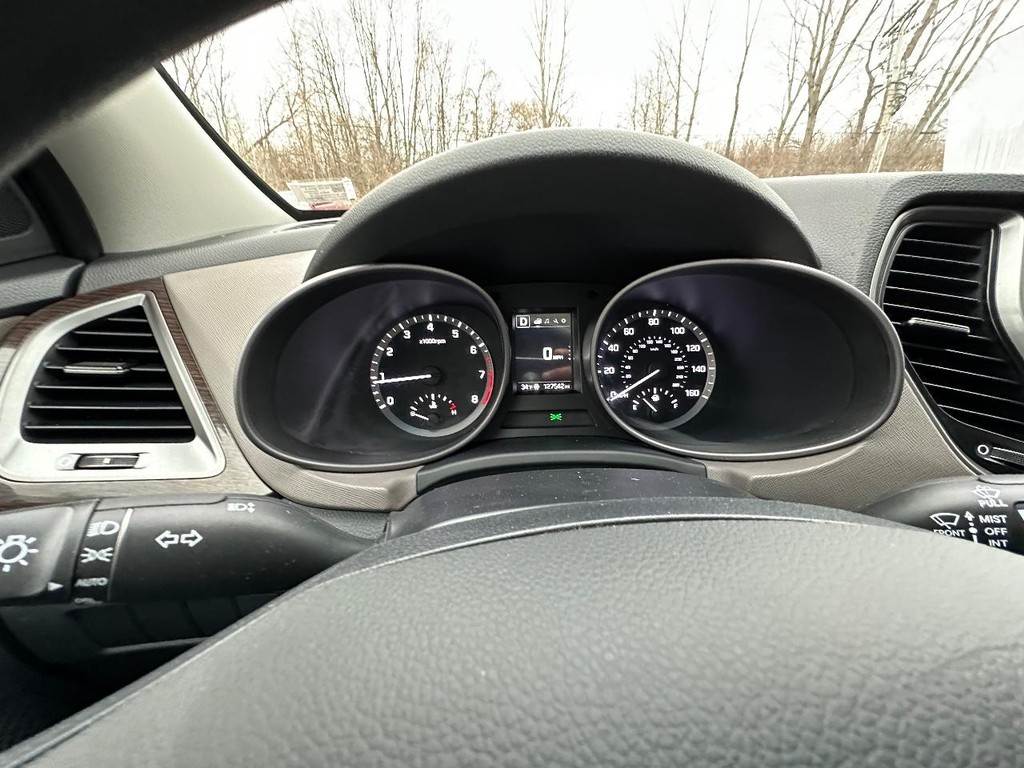 Hyundai Santa Fe Sport Vehicle Full-screen Gallery Image 19