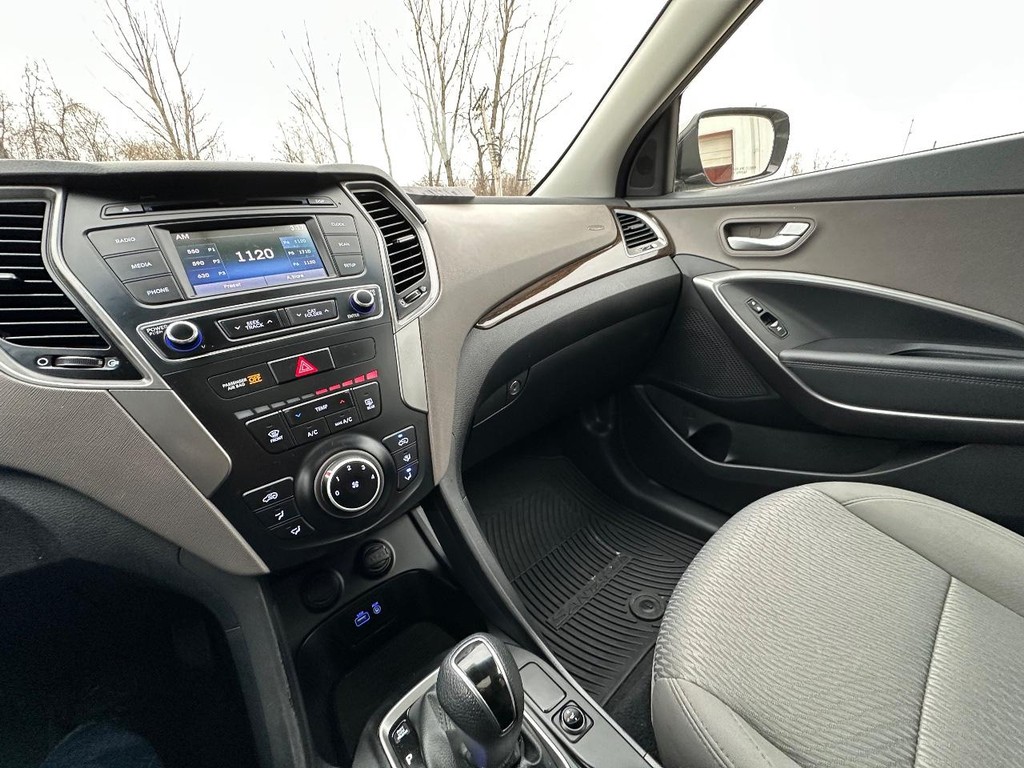 Hyundai Santa Fe Sport Vehicle Full-screen Gallery Image 20