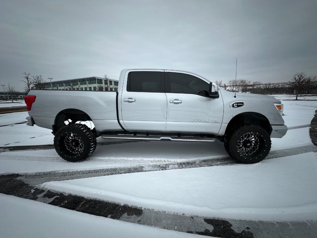 Nissan Titan XD Vehicle Full-screen Gallery Image 2