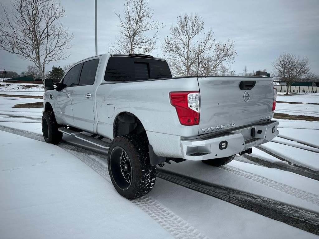 Nissan Titan XD Vehicle Full-screen Gallery Image 5