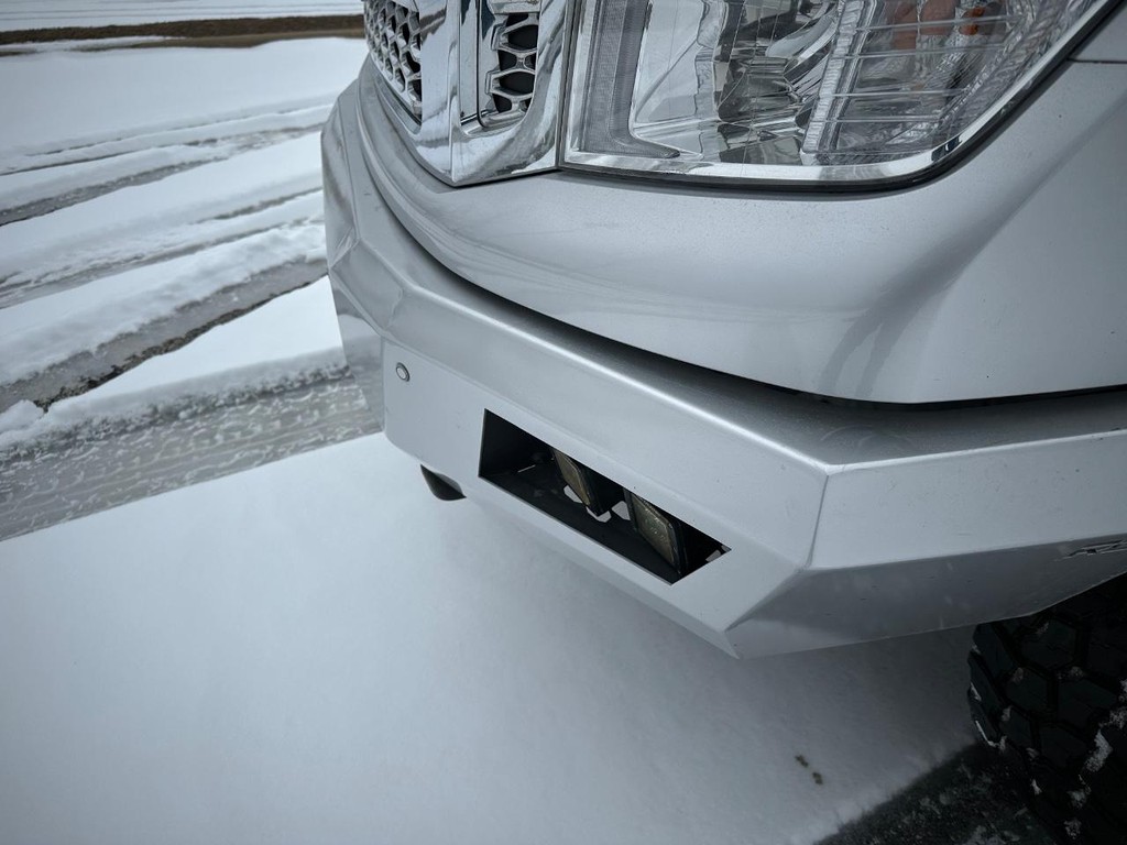 Nissan Titan XD Vehicle Full-screen Gallery Image 7