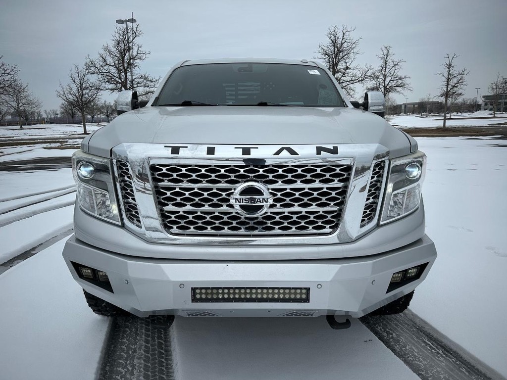 Nissan Titan XD Vehicle Full-screen Gallery Image 8