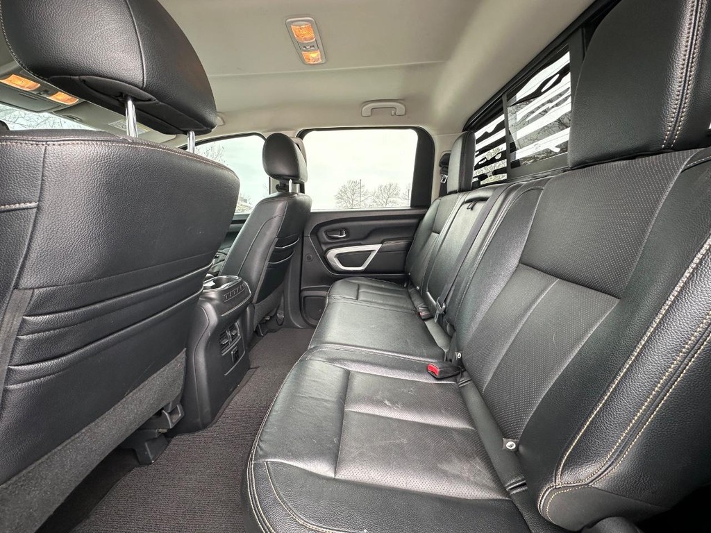 Nissan Titan XD Vehicle Full-screen Gallery Image 10