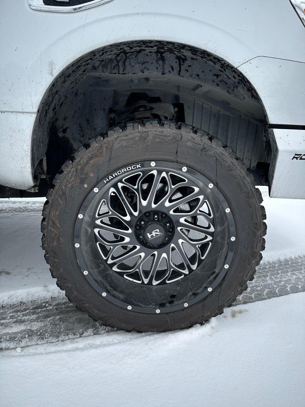 Nissan Titan XD Vehicle Full-screen Gallery Image 13