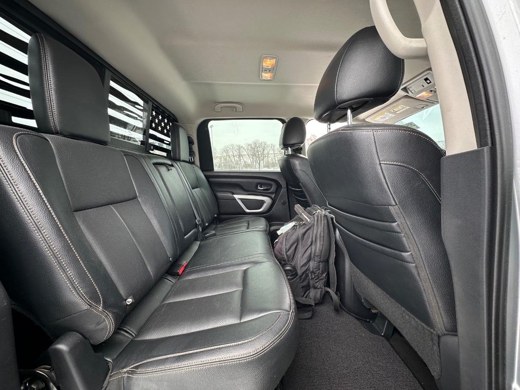 Nissan Titan XD Vehicle Full-screen Gallery Image 16