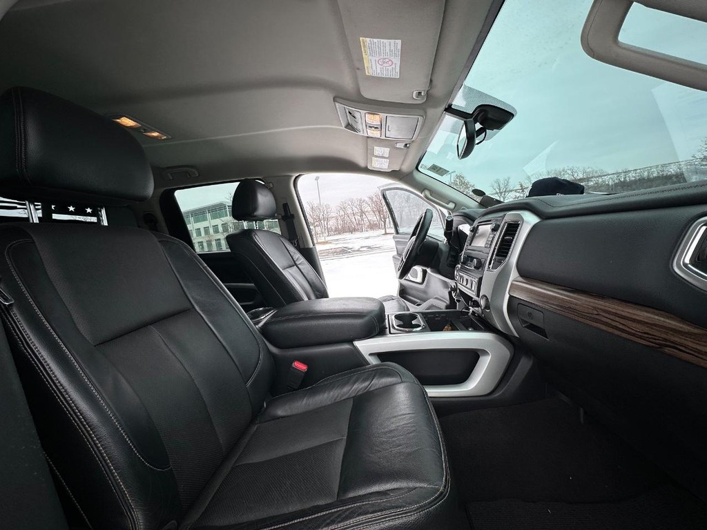 Nissan Titan XD Vehicle Full-screen Gallery Image 17