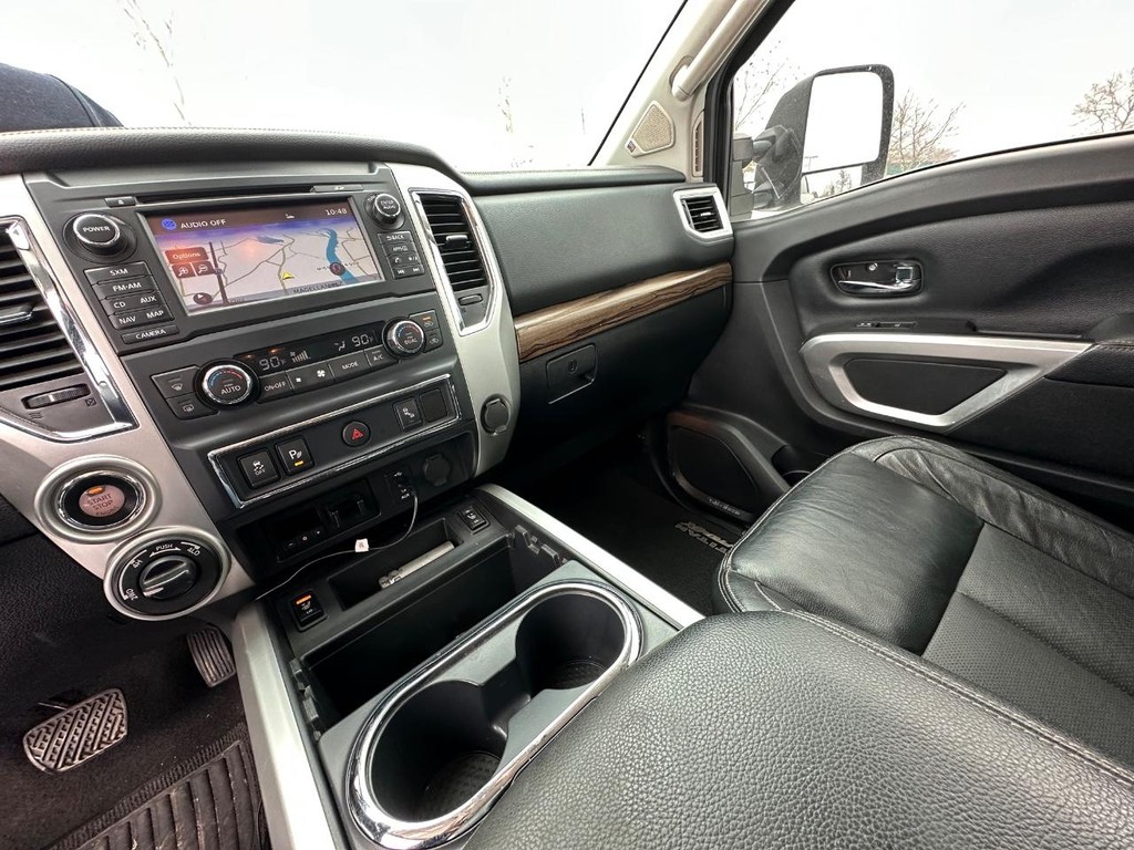 Nissan Titan XD Vehicle Full-screen Gallery Image 19