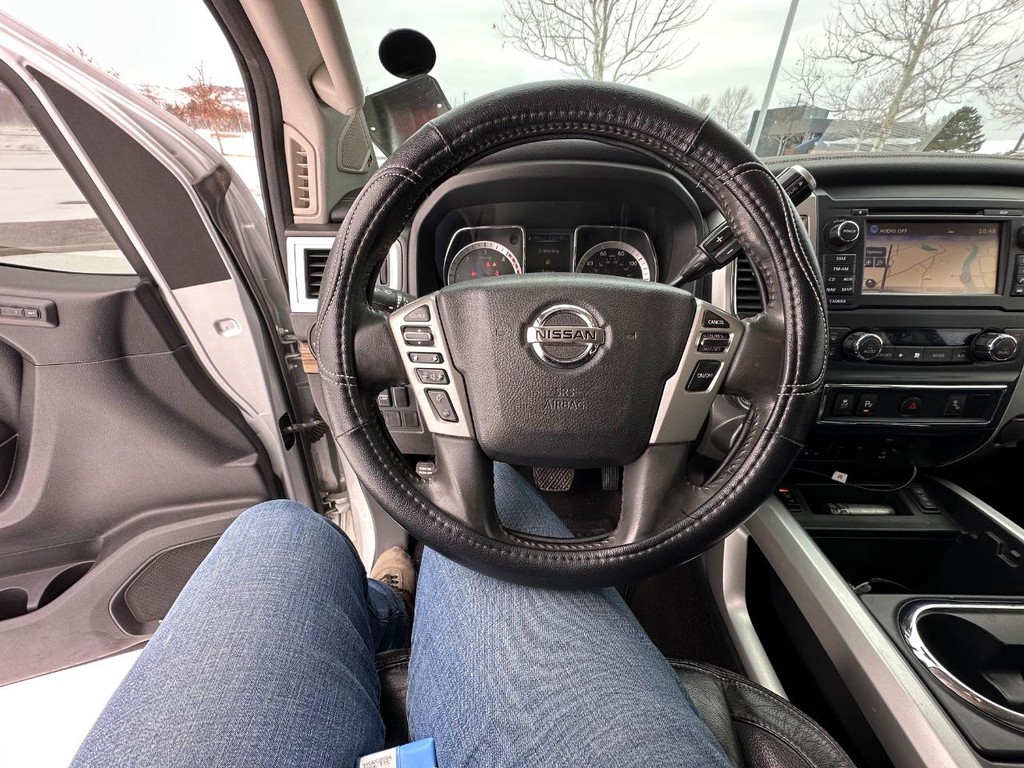 Nissan Titan XD Vehicle Full-screen Gallery Image 21