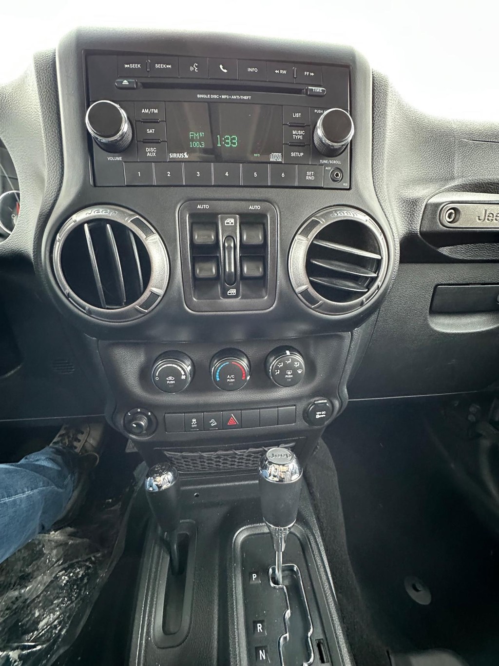 Jeep Wrangler JK Unlimited Vehicle Full-screen Gallery Image 15