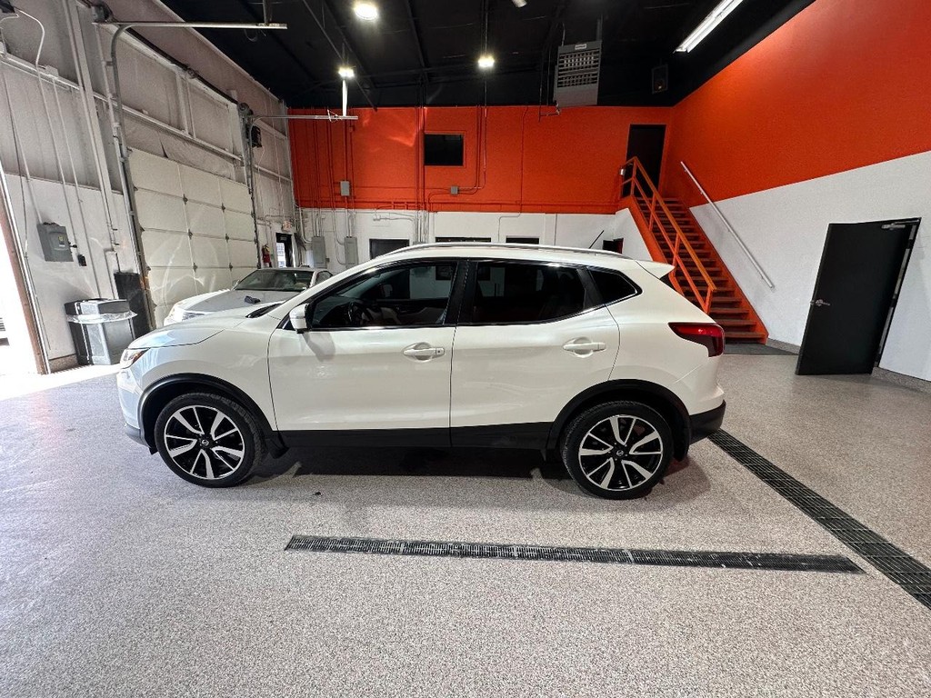 Nissan Rogue Sport Vehicle Full-screen Gallery Image 6