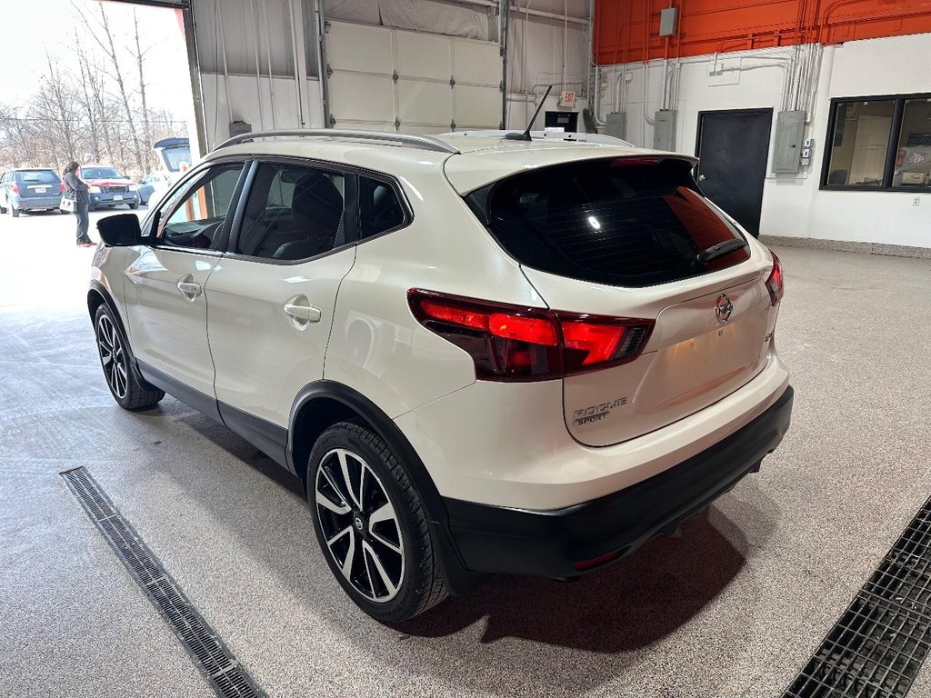 Nissan Rogue Sport Vehicle Full-screen Gallery Image 7