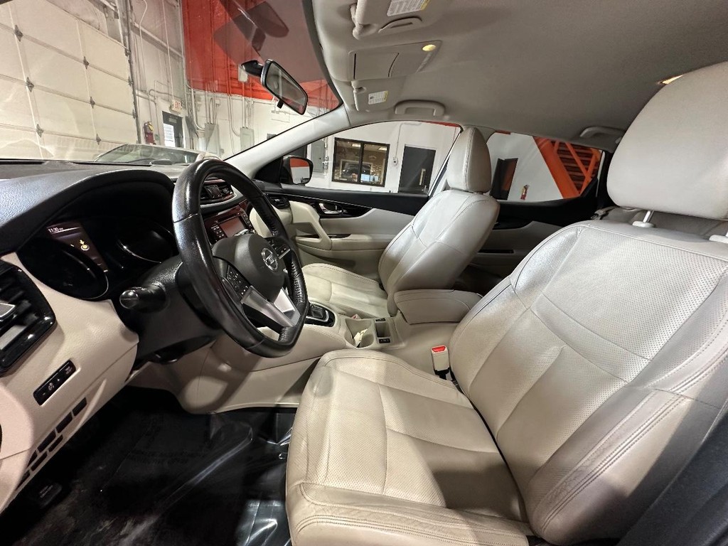 Nissan Rogue Sport Vehicle Full-screen Gallery Image 12