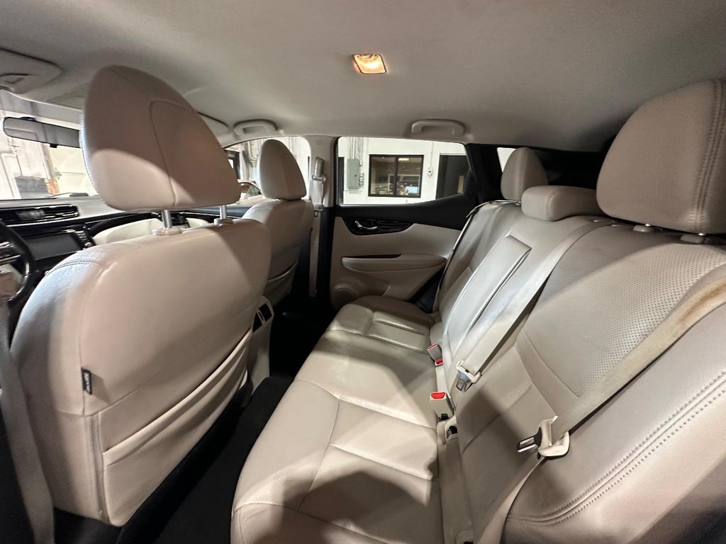 Nissan Rogue Sport Vehicle Full-screen Gallery Image 13