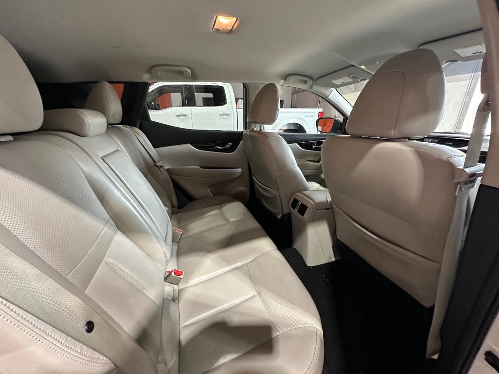 Nissan Rogue Sport Vehicle Full-screen Gallery Image 14