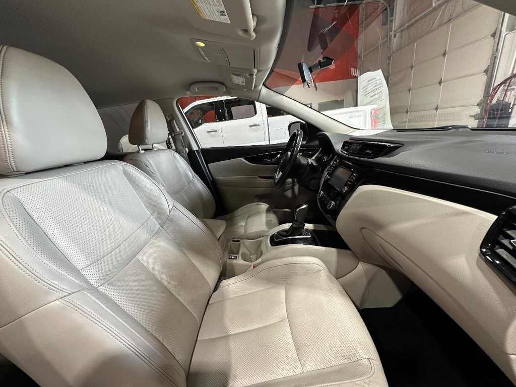 Nissan Rogue Sport Vehicle Full-screen Gallery Image 15