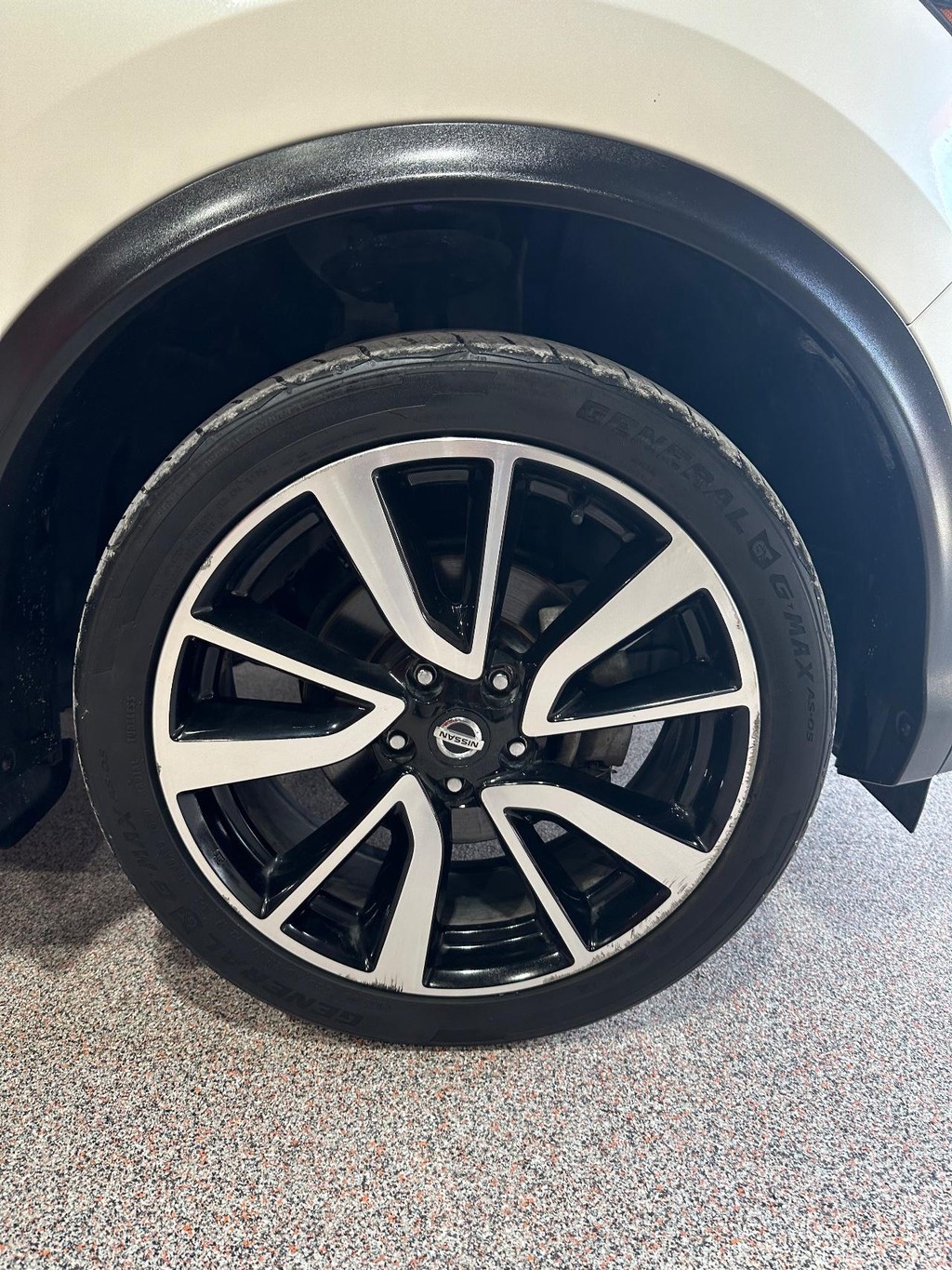 Nissan Rogue Sport Vehicle Full-screen Gallery Image 16