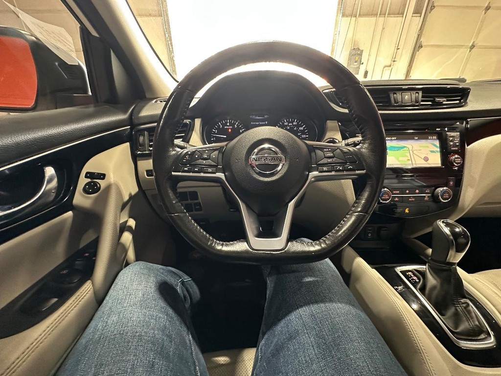 Nissan Rogue Sport Vehicle Full-screen Gallery Image 20