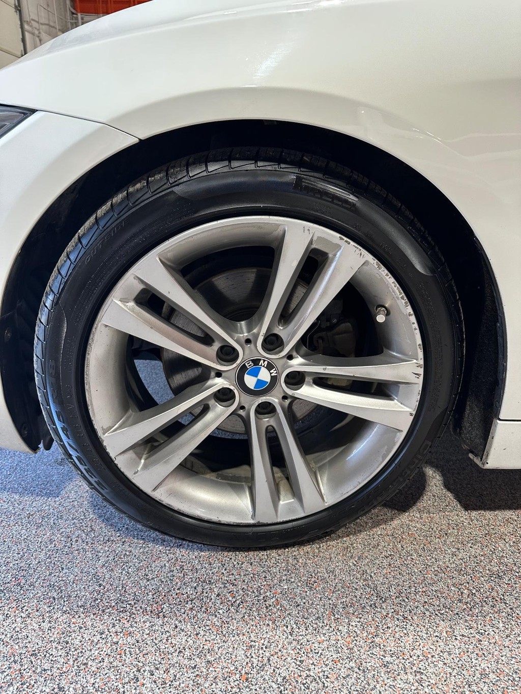 BMW 4 Series Vehicle Full-screen Gallery Image 09