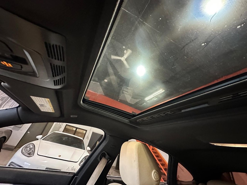 BMW 4 Series Vehicle Full-screen Gallery Image 17