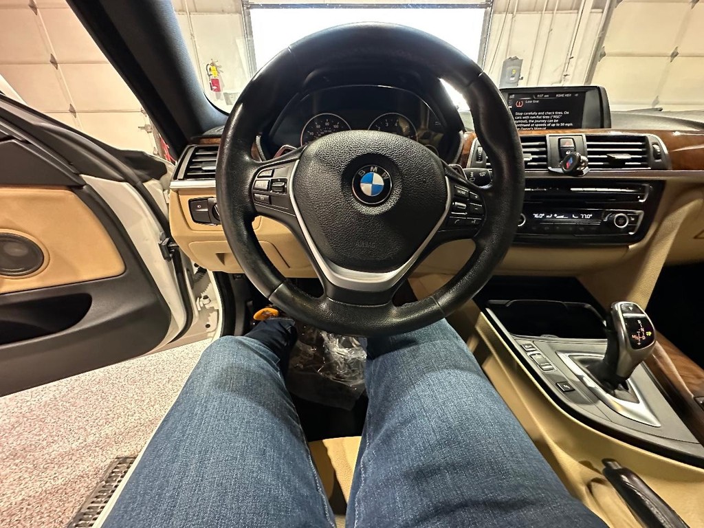 BMW 4 Series Vehicle Full-screen Gallery Image 19