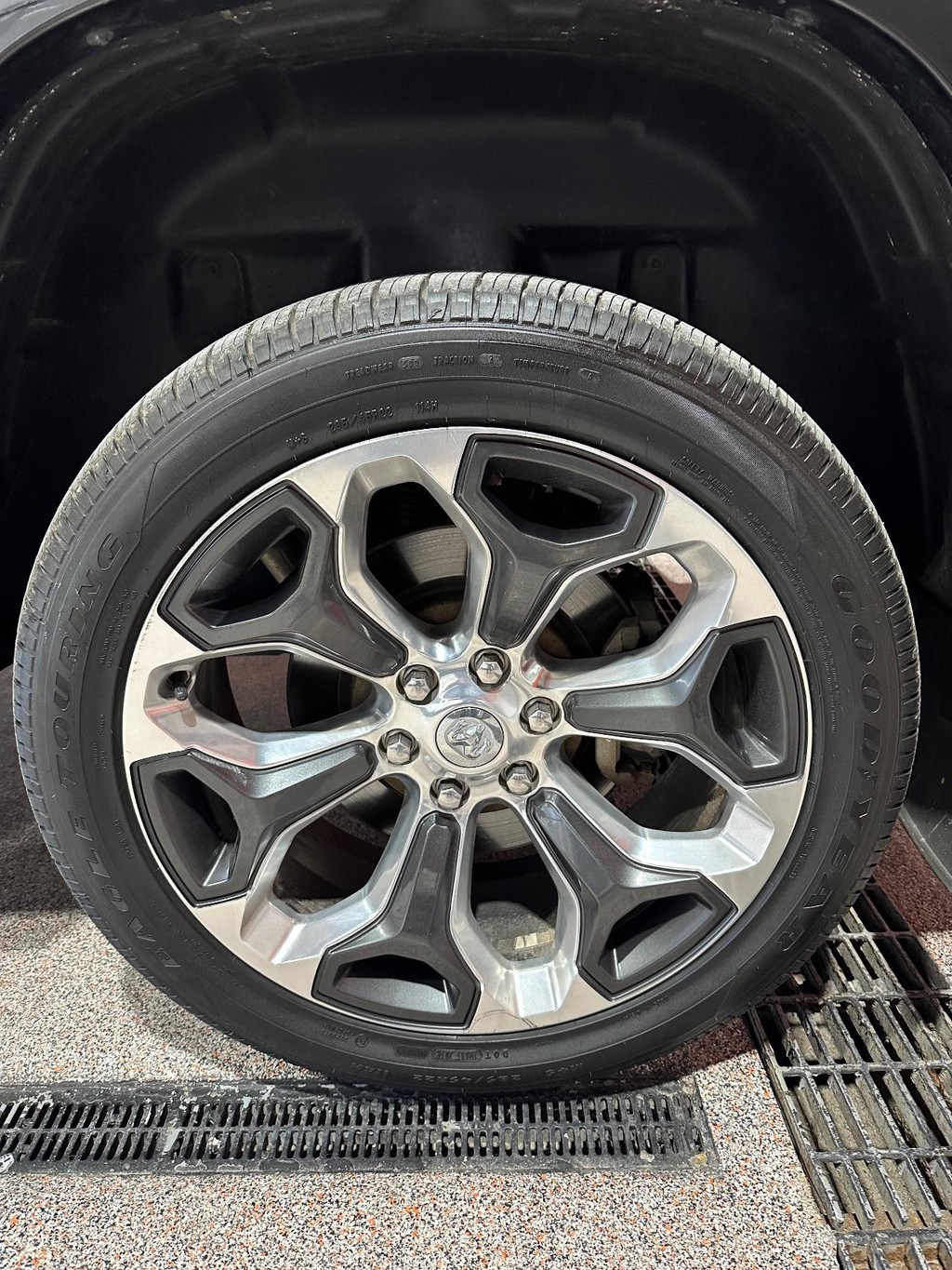 Ram 1500 Vehicle Full-screen Gallery Image 12