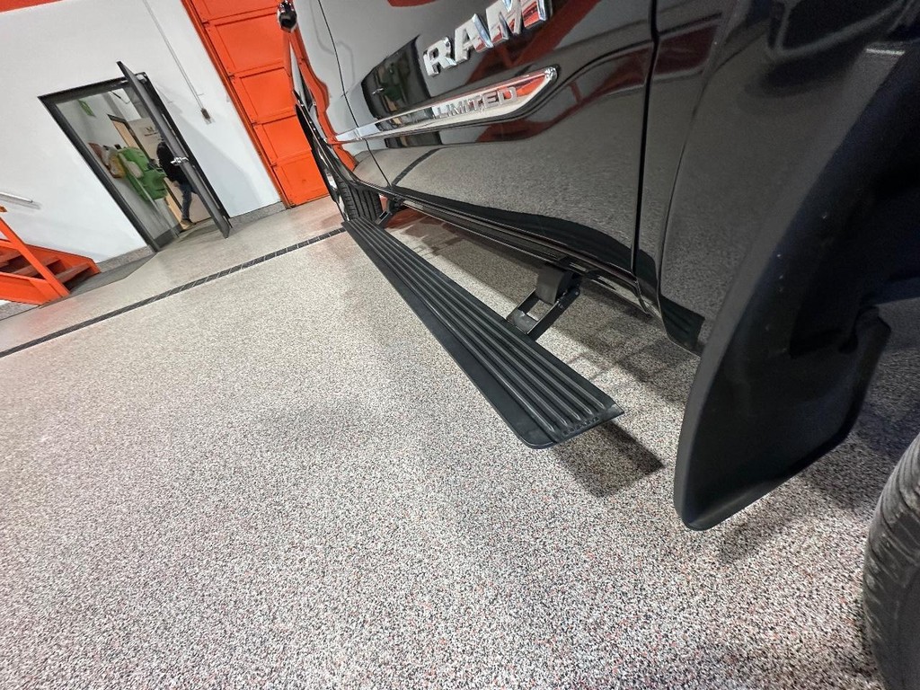 Ram 1500 Vehicle Full-screen Gallery Image 17