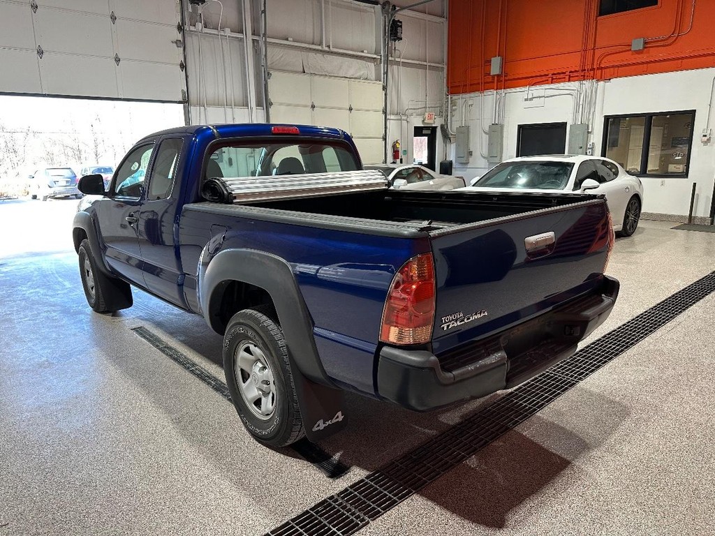 Toyota Tacoma Vehicle Full-screen Gallery Image 3