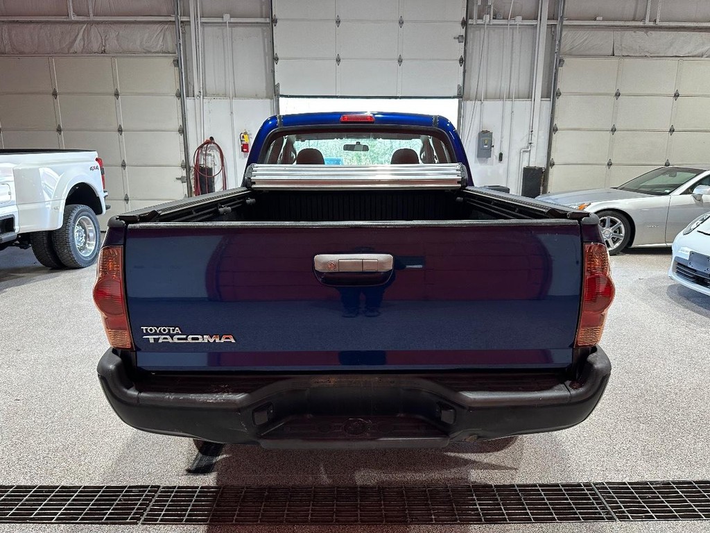 Toyota Tacoma Vehicle Full-screen Gallery Image 4