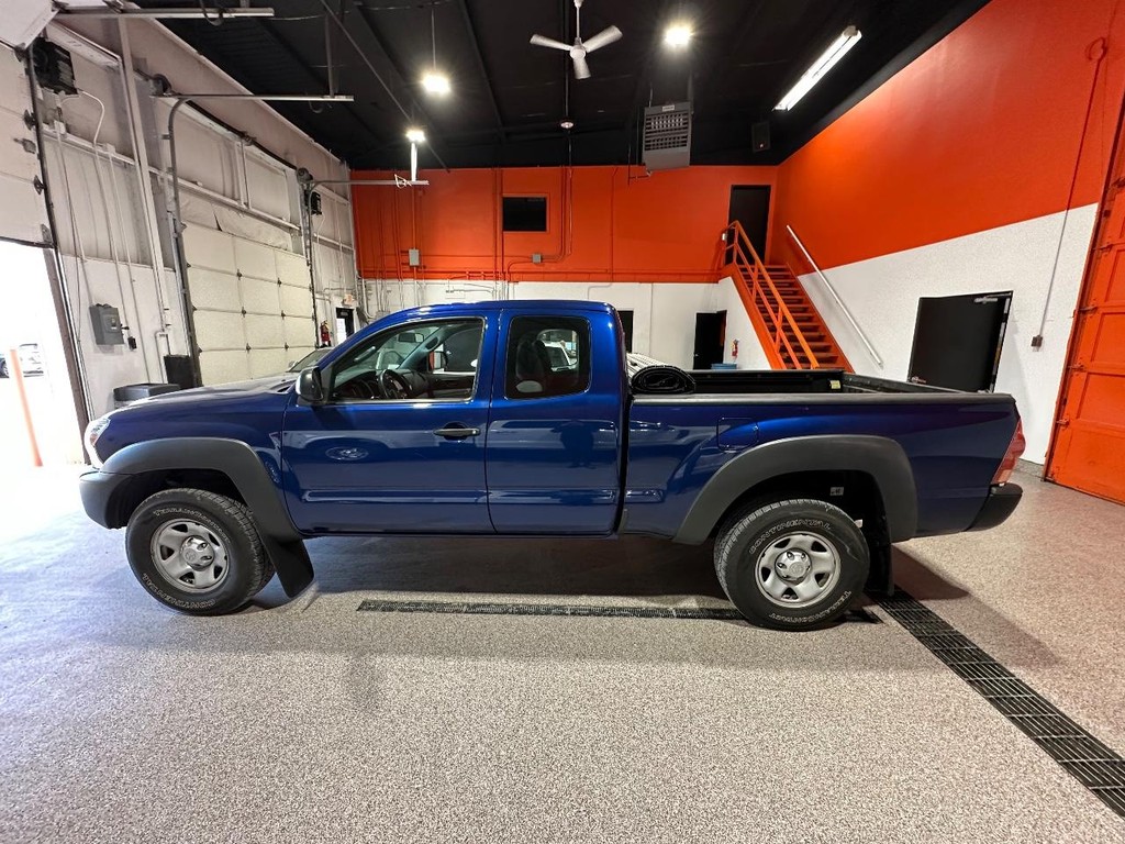 Toyota Tacoma Vehicle Full-screen Gallery Image 8