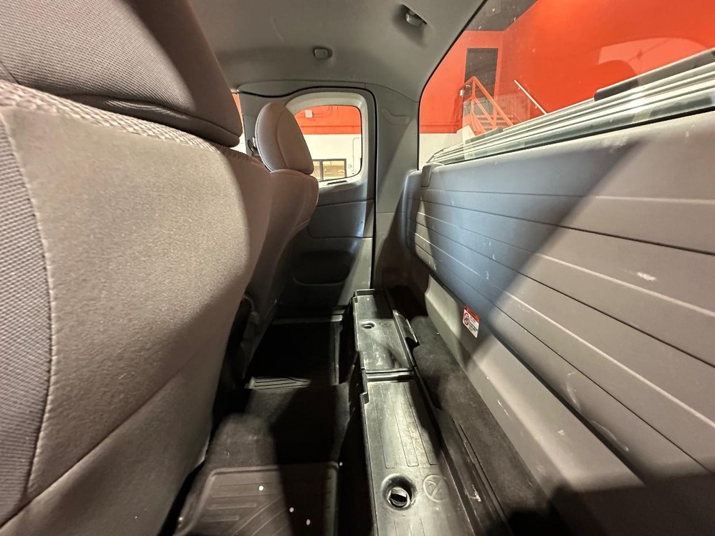 Toyota Tacoma Vehicle Full-screen Gallery Image 12