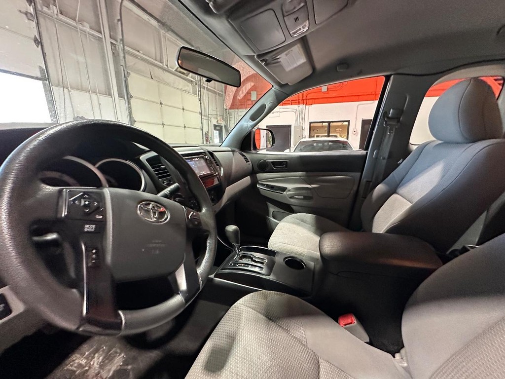 Toyota Tacoma Vehicle Full-screen Gallery Image 13