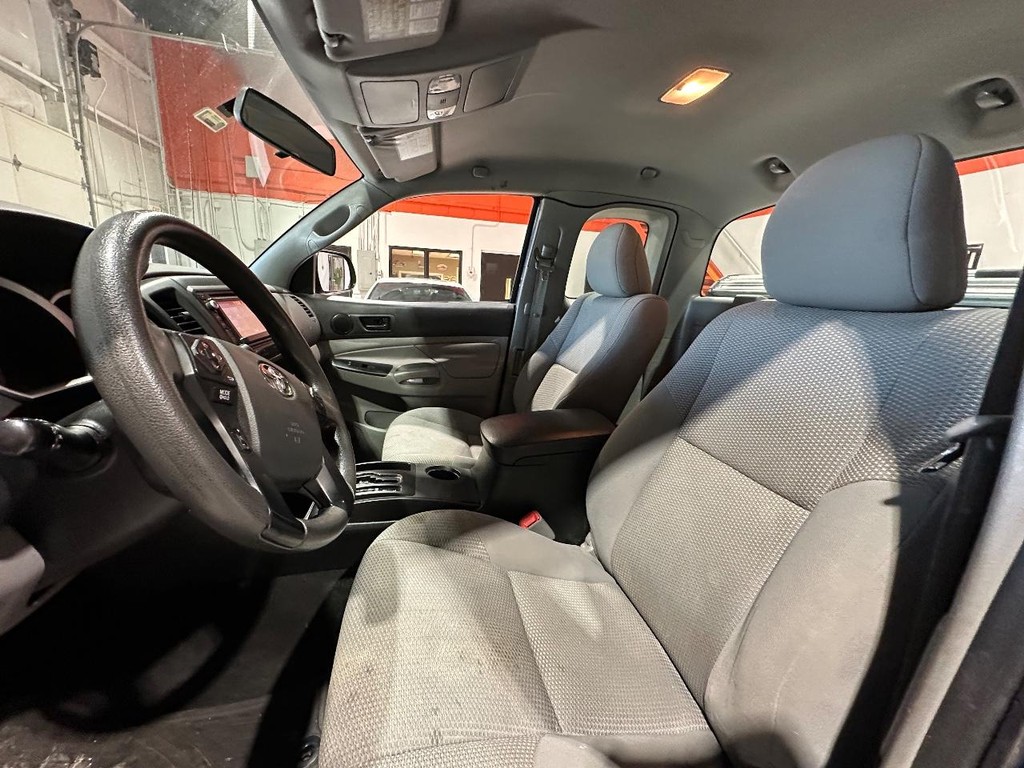 Toyota Tacoma Vehicle Full-screen Gallery Image 14