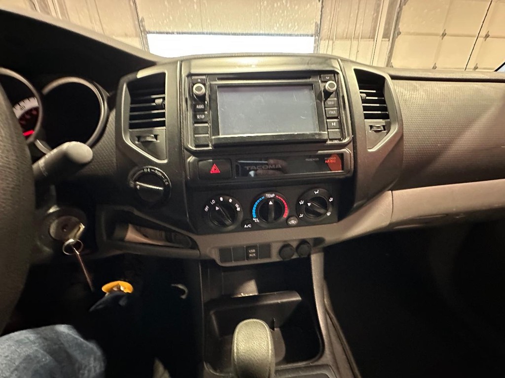 Toyota Tacoma Vehicle Full-screen Gallery Image 15