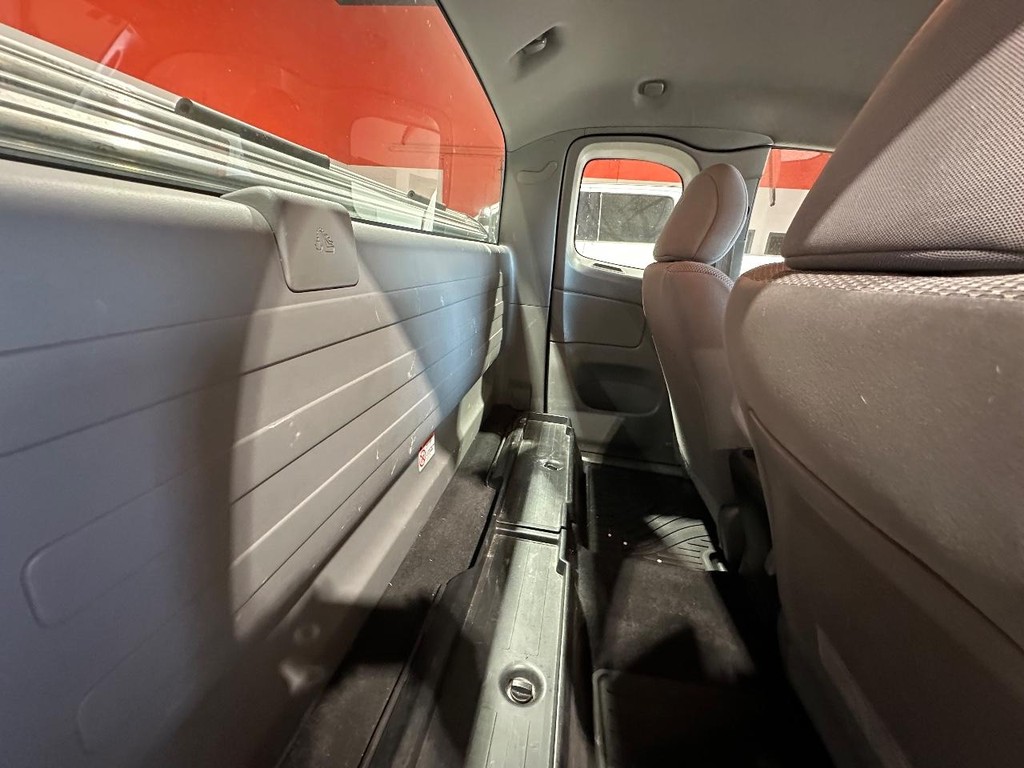 Toyota Tacoma Vehicle Full-screen Gallery Image 16