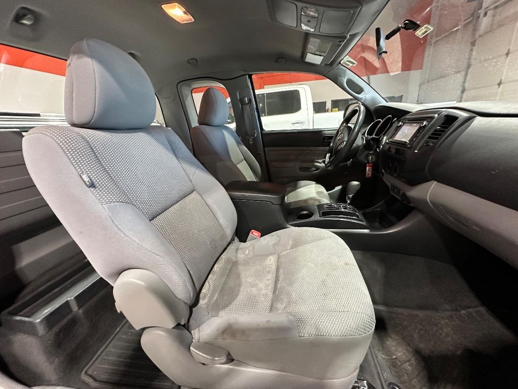 Toyota Tacoma Vehicle Full-screen Gallery Image 17