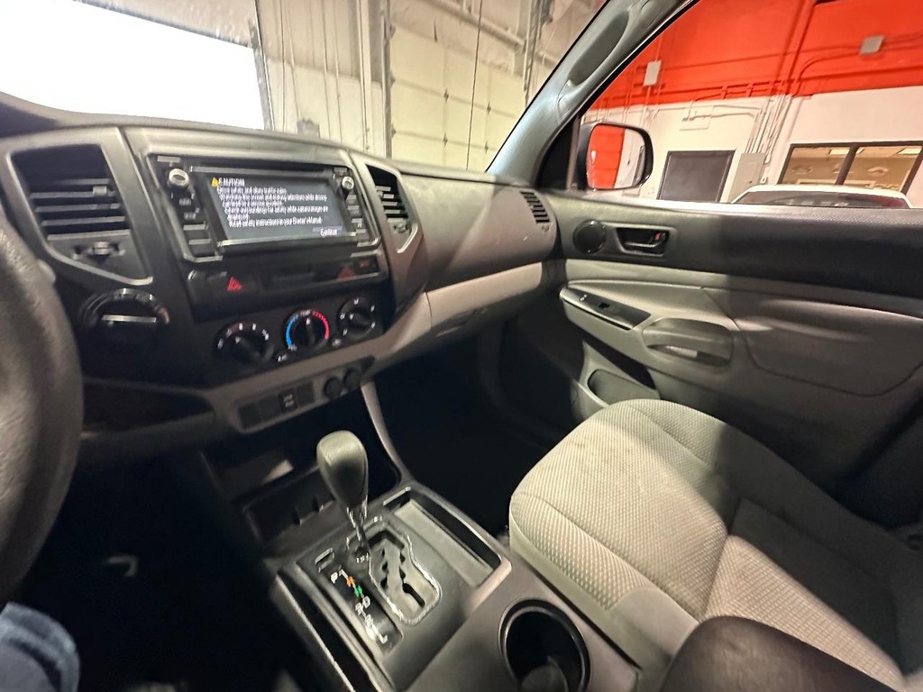 Toyota Tacoma Vehicle Full-screen Gallery Image 18