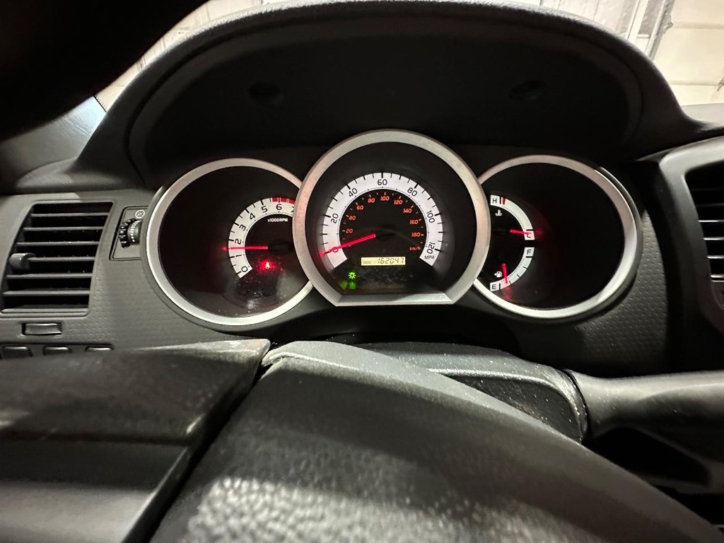 Toyota Tacoma Vehicle Full-screen Gallery Image 19