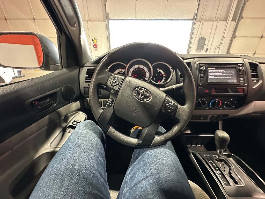 Toyota Tacoma Vehicle Full-screen Gallery Image 20