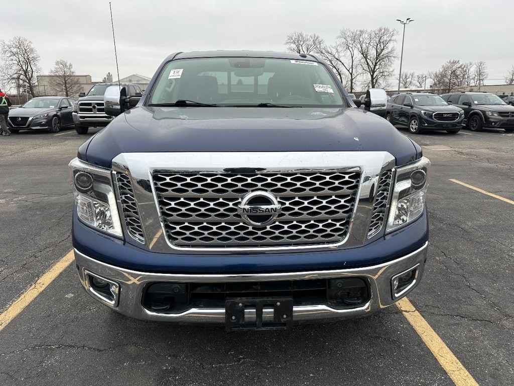 Nissan Titan Vehicle Full-screen Gallery Image 10