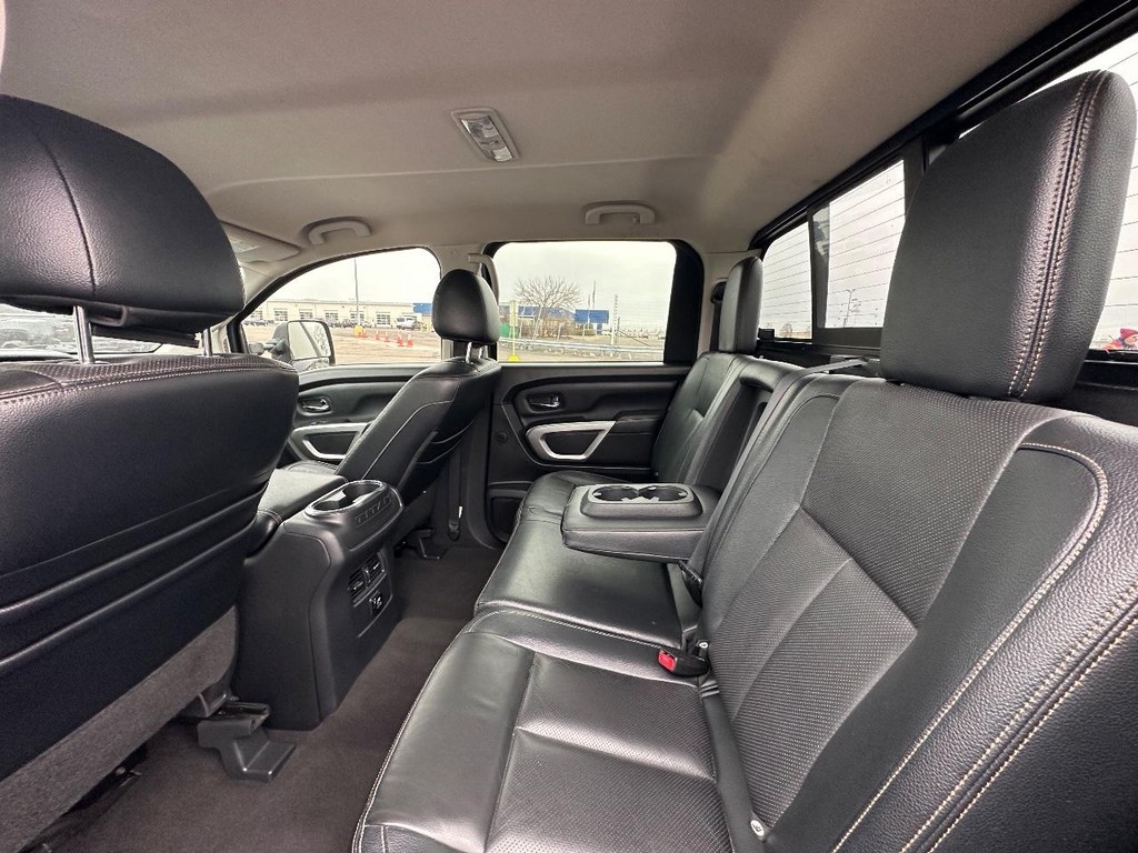 Nissan Titan Vehicle Full-screen Gallery Image 11