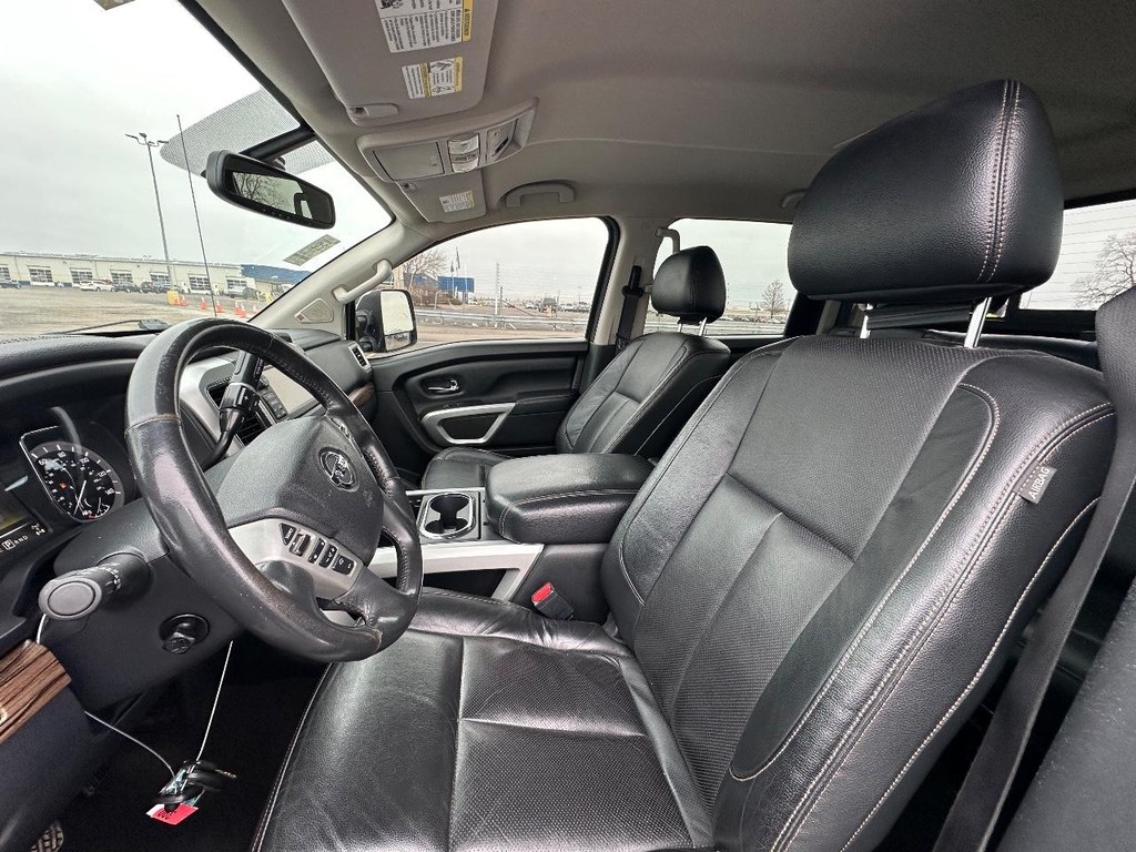 Nissan Titan Vehicle Full-screen Gallery Image 12